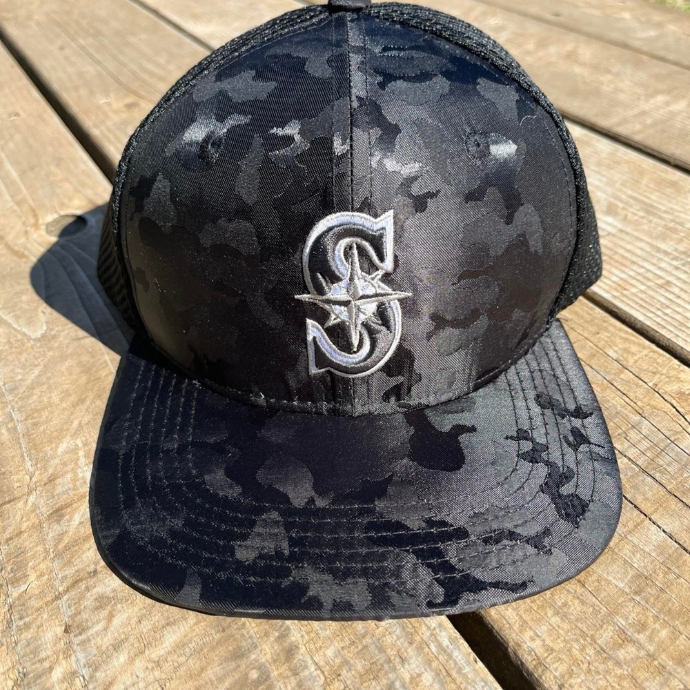 Seattle Mariners black camo hat